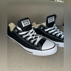 NWOT Converse Chuck Taylor All Star Classic Low Tops